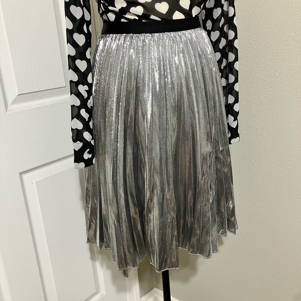 NWT DVF Pleated Metallic Silver Skirt Black Stretch Waistband - Picture 2 of 4